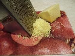 Салат слоями с курицей, шампиньонами, яйцами и орехами