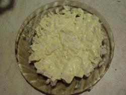 Салат слоями с курицей, шампиньонами, яйцами и орехами