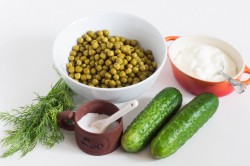 название картинки Салат со свежим огурцом, горошком и сметаной