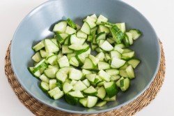 название картинки Салат со свежим огурцом, горошком и сметаной