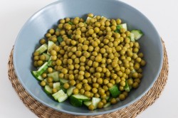 название картинки Салат со свежим огурцом, горошком и сметаной