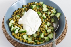 название картинки Салат со свежим огурцом, горошком и сметаной