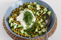 название картинки Салат со свежим огурцом, горошком и сметаной