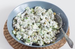 название картинки Салат со свежим огурцом, горошком и сметаной