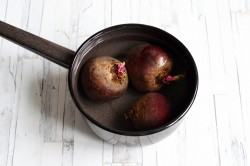 название картинки Салат со свеклой и огурцами