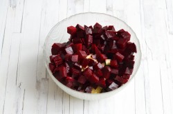 название картинки Салат со свеклой и огурцами