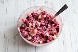 название картинки Салат со свеклой и огурцами