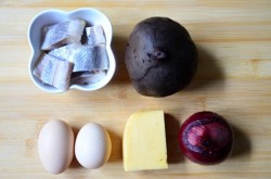 название картинки Салат со свеклой, сыром и сельдью