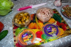 Салат Сокровища океана с мидиями и кальмарами