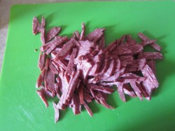 Салат с колбасой, свежими огурцами и яйцами - шаг 2 Салат с колбасой, свежими огурцами и яйцами - шаг 2