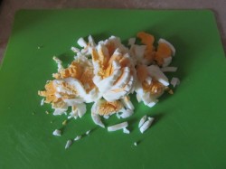 Салат с колбасой, свежими огурцами и яйцами - шаг 3 Салат с колбасой, свежими огурцами и яйцами - шаг 3