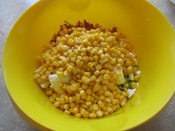 Салат с колбасой, свежими огурцами и яйцами - шаг 4 Салат с колбасой, свежими огурцами и яйцами - шаг 4