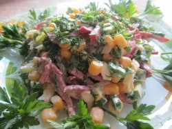 Салат с колбасой, свежими огурцами и яйцами - шаг 6 Салат с колбасой, свежими огурцами и яйцами - шаг 6