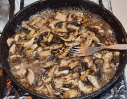 название картинки Салат Старый мельник с грибами и курицей