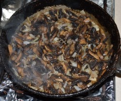 название картинки Салат Старый мельник с грибами и курицей