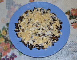 название картинки Салат Старый мельник с грибами и курицей