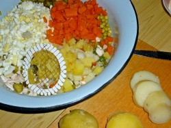 Салат Столичный классический с курицей