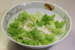 название картинки Салат из курицы с овощами и хурмой