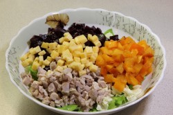название картинки Салат из курицы с овощами и хурмой
