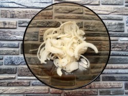 Салат свиное сердце с маринованным луком