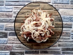 Салат свиное сердце с маринованным луком