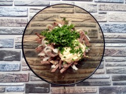 Салат свиное сердце с маринованным луком