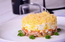 название картинки Салат с тунцом консервированным яйцом и сыром