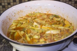 название картинки Салат Тещин язык из кабачков, томатная паста и перца на зиму