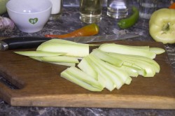 название картинки Салат Тещин язык из кабачков, томатная паста и перца на зиму