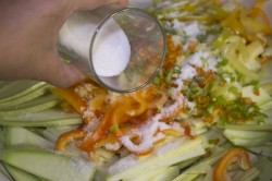 название картинки Салат Тещин язык из кабачков, томатная паста и перца на зиму