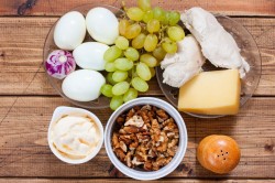 название картинки Салат Тиффани с виноградом и курицей