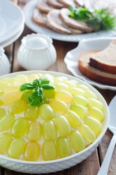 название картинки Салат Тиффани с виноградом и курицей