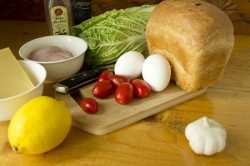 название картинки Салат Цезарь с сыром, помидорами, курицей и сухариками
