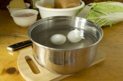 название картинки Салат Цезарь с сыром, помидорами, курицей и сухариками