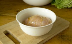 название картинки Салат Цезарь с сыром, помидорами, курицей и сухариками