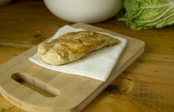 название картинки Салат Цезарь с сыром, помидорами, курицей и сухариками