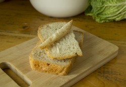 название картинки Салат Цезарь с сыром, помидорами, курицей и сухариками