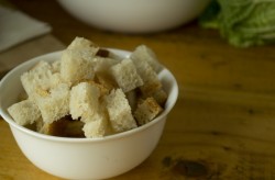 название картинки Салат Цезарь с сыром, помидорами, курицей и сухариками