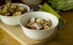 название картинки Салат Цезарь с сыром, помидорами, курицей и сухариками
