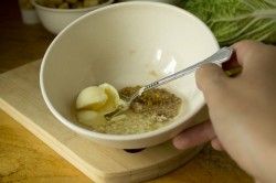 название картинки Салат Цезарь с сыром, помидорами, курицей и сухариками