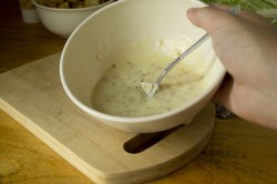 название картинки Салат Цезарь с сыром, помидорами, курицей и сухариками