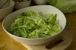 название картинки Салат Цезарь с сыром, помидорами, курицей и сухариками