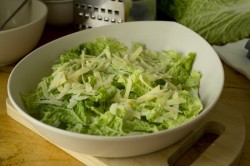 название картинки Салат Цезарь с сыром, помидорами, курицей и сухариками