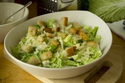 название картинки Салат Цезарь с сыром, помидорами, курицей и сухариками