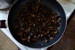 Салат Цезарь с говядиной, грибами, майонезом и помидорами