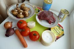 Салат Цезарь с говядиной, грибами, майонезом и помидорами