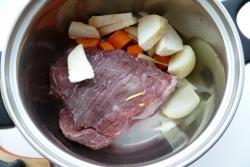 Салат Цезарь с говядиной, грибами, майонезом и помидорами