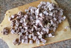 Салат Цезарь с говядиной, грибами, майонезом и помидорами