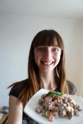 Салат Цезарь с говядиной, грибами, майонезом и помидорами