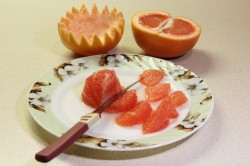 название картинки Салат с курицей в грейпфруте